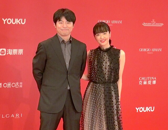 第22回上海国際映画祭に出席した石井裕也（左）と井上真央（右）。