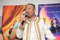 「ホール・ニュー・ワールド」を熱唱するレイザーラモンRG。