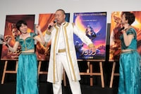 「ホール・ニュー・ワールド」を熱唱する誠子（左）、レイザーラモンRG（中央）、虻川美穂子（右）。