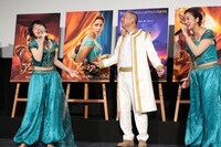 「ホール・ニュー・ワールド」を熱唱する誠子（左）、レイザーラモンRG（中央）、虻川美穂子（右）。