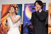 「ホール・ニュー・ワールド」を歌う木下晴香（左）と中村倫也（右）。