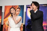 「ホール・ニュー・ワールド」を歌う木下晴香（左）と中村倫也（右）。