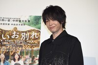 フォトセッション時に笑顔を求められた中村倫也。