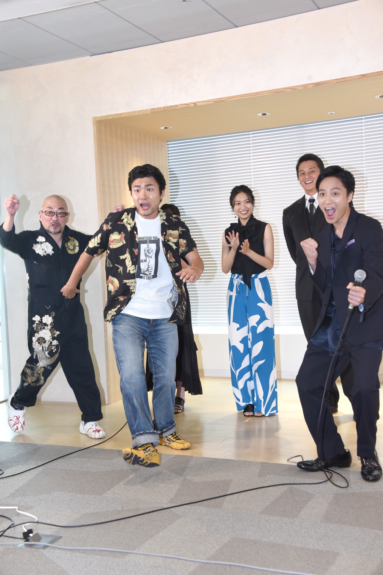 会見場に殴り込む小林勇貴（中央左）と西村喜廣（左）。
