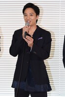 本宮泰風から贈られたライターを見せる藤原季節。