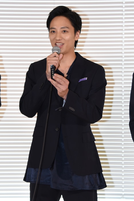 本宮泰風から贈られたライターを見せる藤原季節。