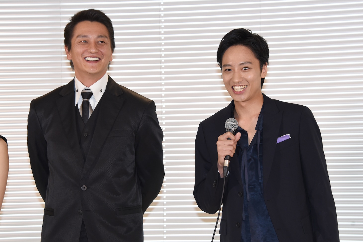 左から本宮泰風、藤原季節。
