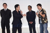 ラップを披露する藤原季節と小林勇貴。