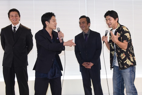 ラップを披露する藤原季節と小林勇貴。