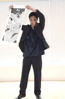 「すじぼり」の手ぬぐいを見せる藤原季節。