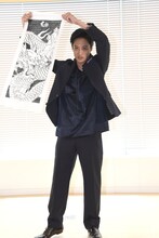 「すじぼり」の手ぬぐいを見せる藤原季節。