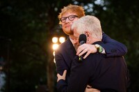 抱き合うエド・シーラン（奥）とリチャード・カーティス（手前）。