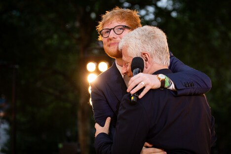 抱き合うエド・シーラン（奥）とリチャード・カーティス（手前）。