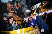 来場者とともに写真に収まるエド・シーラン。