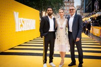 左からヒメーシュ・パテル、リリー・ジェームズ、ダニー・ボイル。