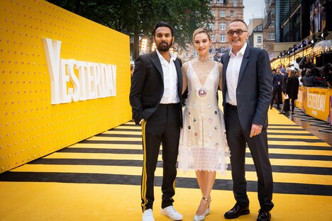 左からヒメーシュ・パテル、リリー・ジェームズ、ダニー・ボイル。