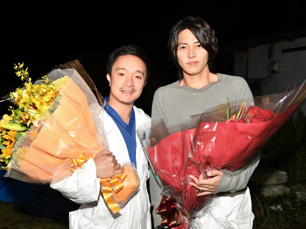 左から濱田岳、山下智久。