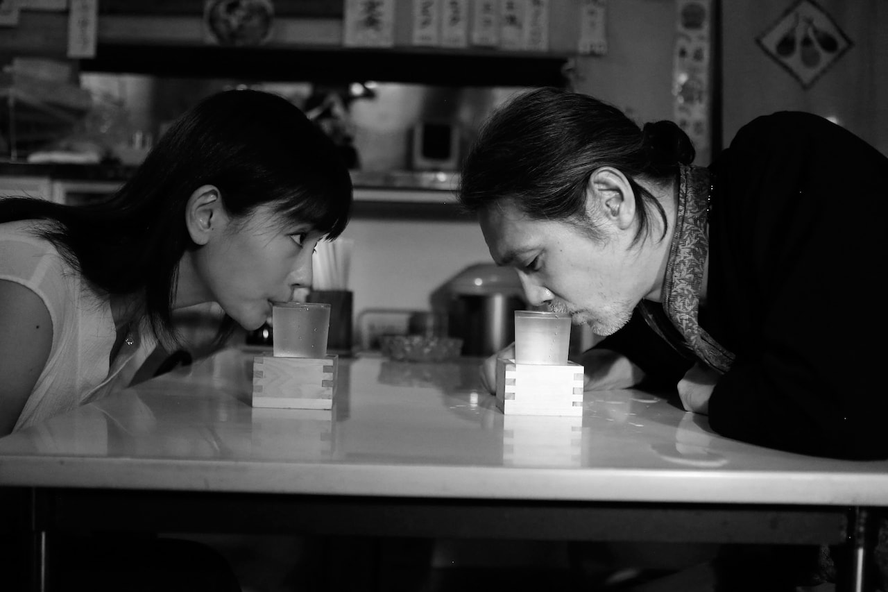 加藤雅也「影に抱かれて眠れ」場面写真17枚、松本利夫演じるバーテンダーの姿も