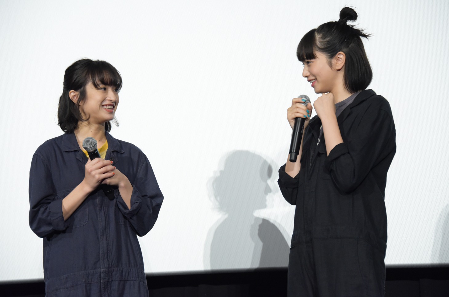 左から門脇麦、小松菜奈。