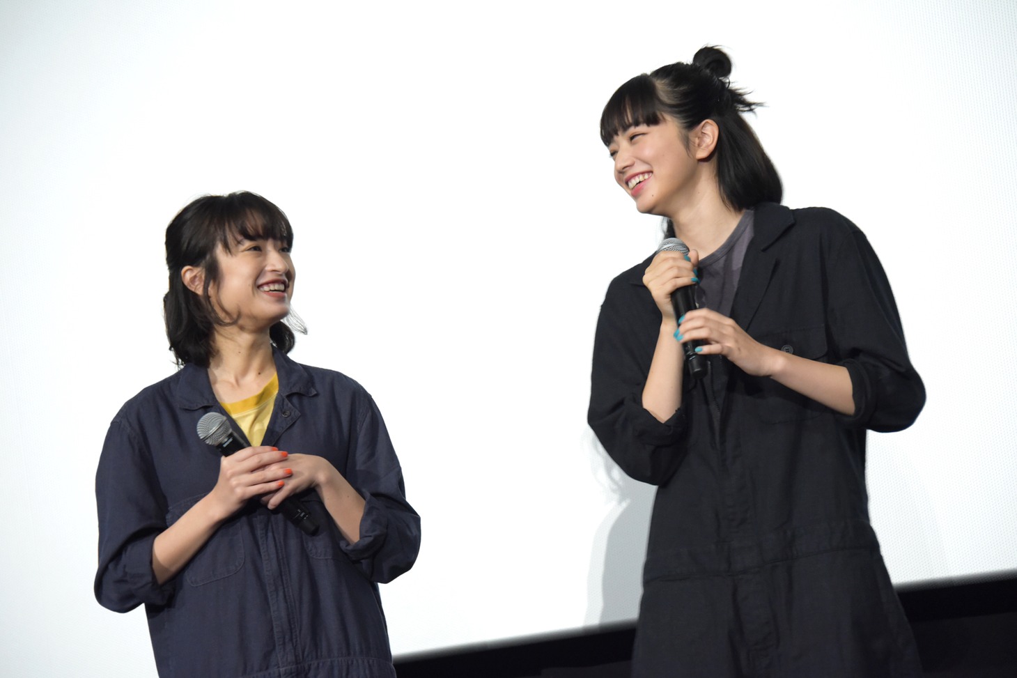 左から門脇麦、小松菜奈。