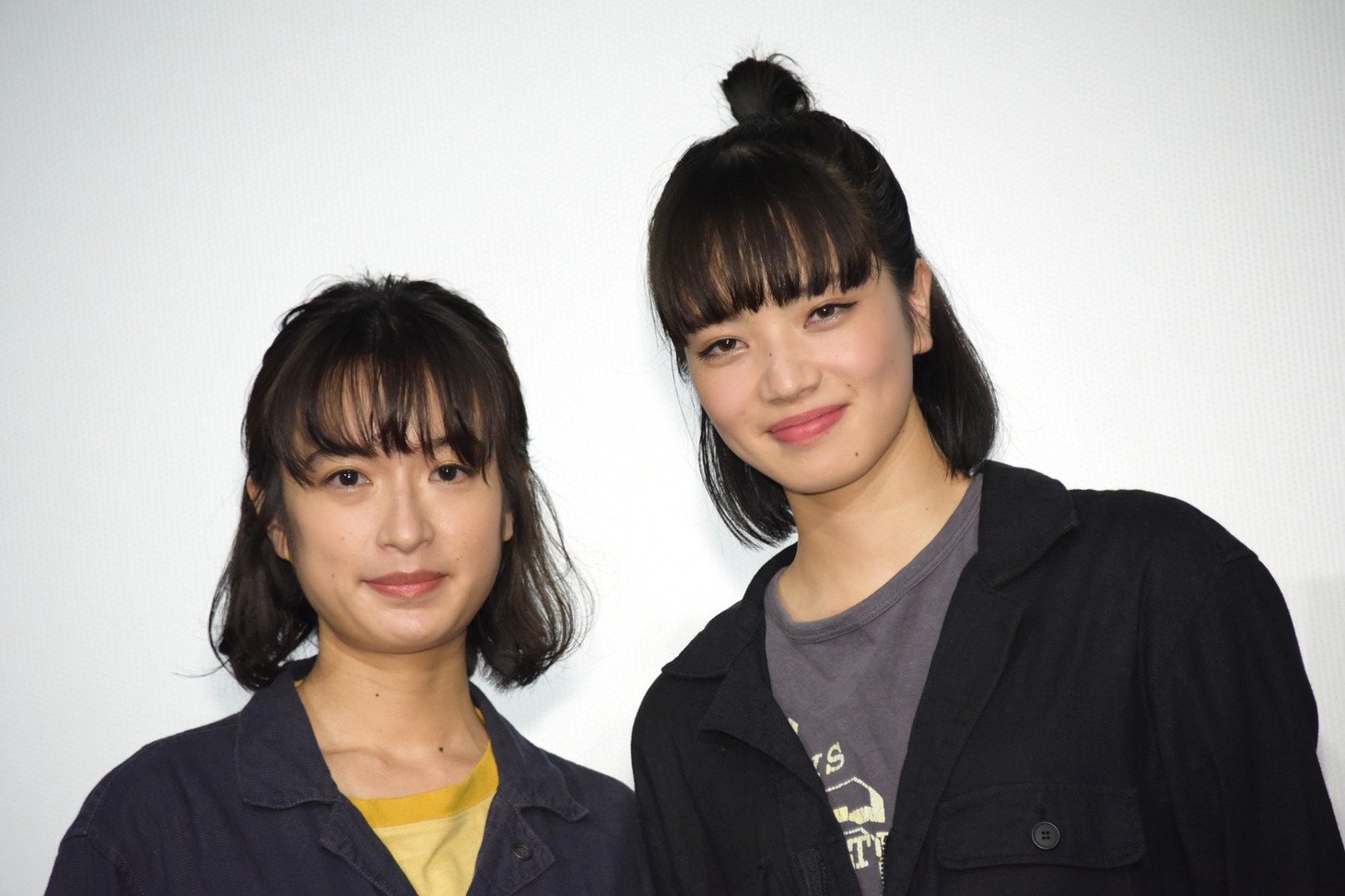 左から門脇麦、小松菜奈。
