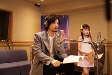 アフレコ中の斎藤工（左）と新津ちせ（右）。