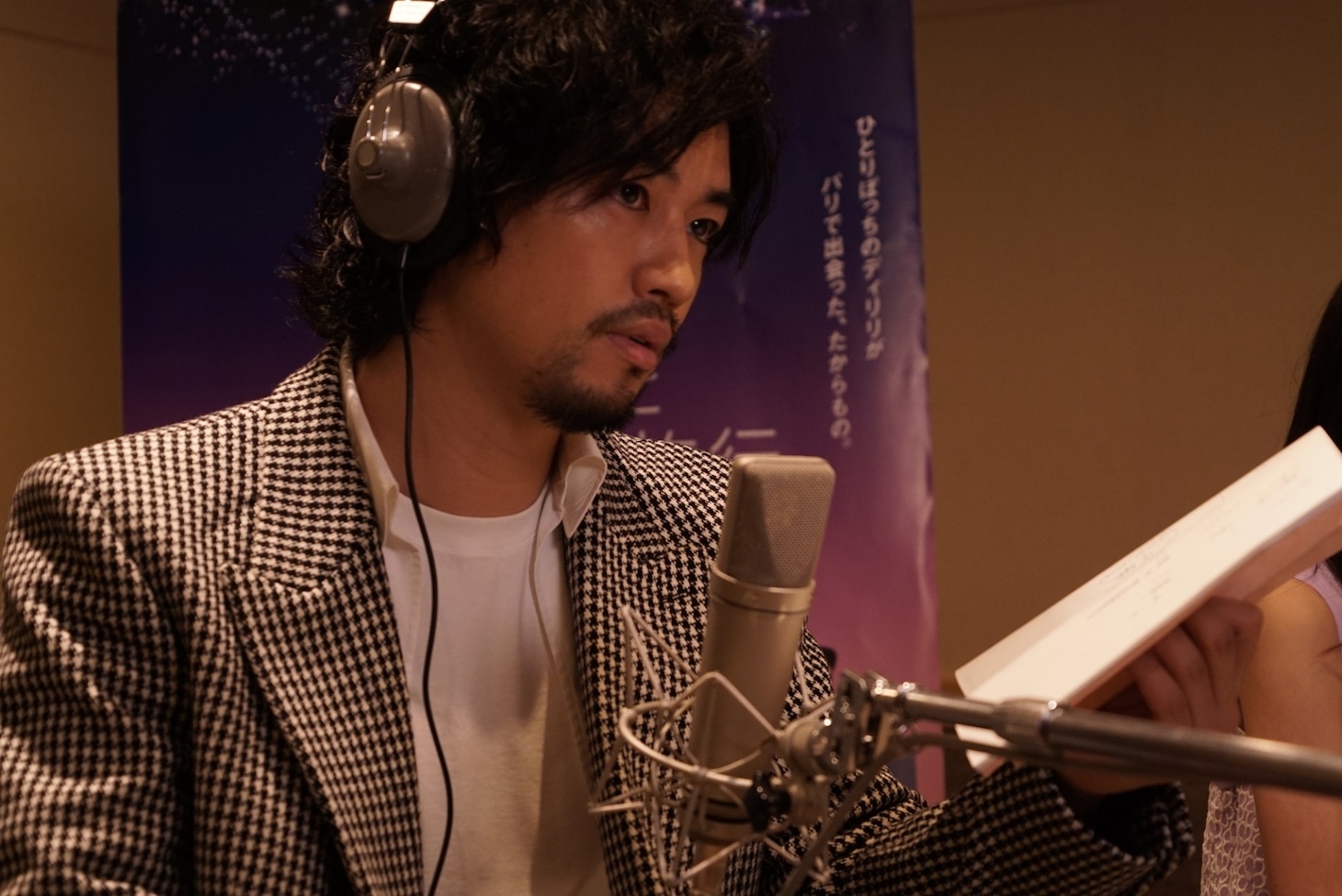 アフレコ中の斎藤工。