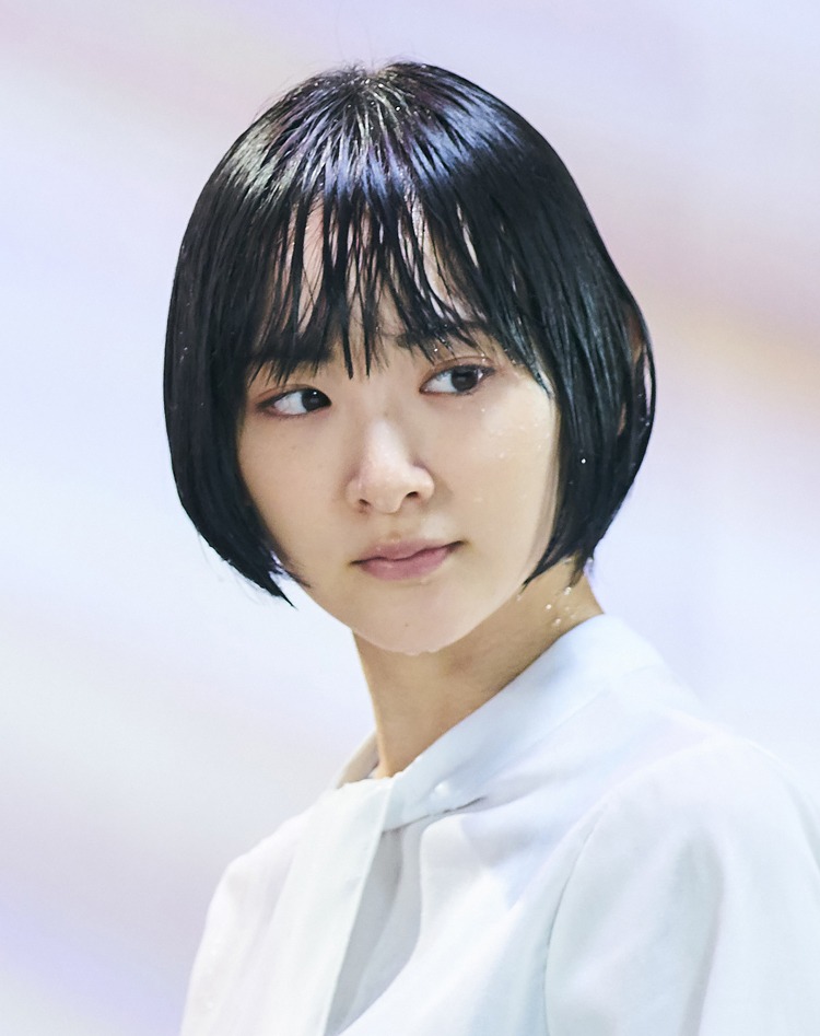 「びしょ濡れ探偵 水野羽衣」より、生駒里奈演じる水村しずる。