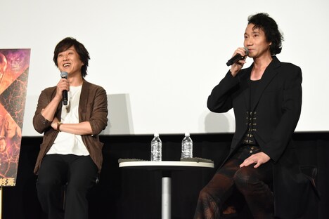 左から内田夕夜、三木眞一郎。