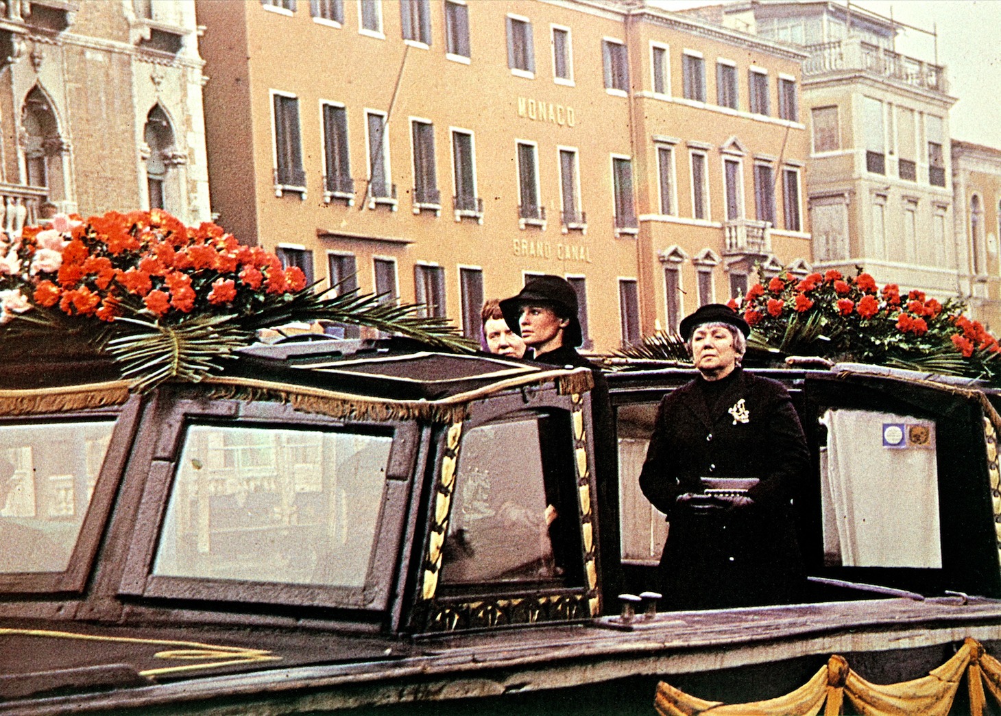 「赤い影」 (c)1973 NATIONAL FILM VENTURES. ALL RIGHTS RESERVED.