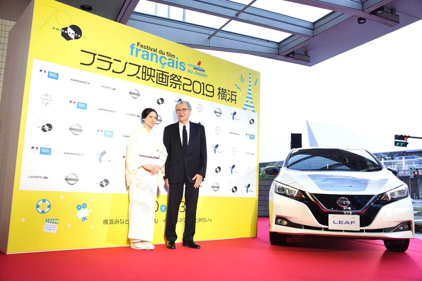 「フランス映画祭2019 横浜」レッドカーペットの様子。左から中谷美紀、セルジュ・トゥビアナ。