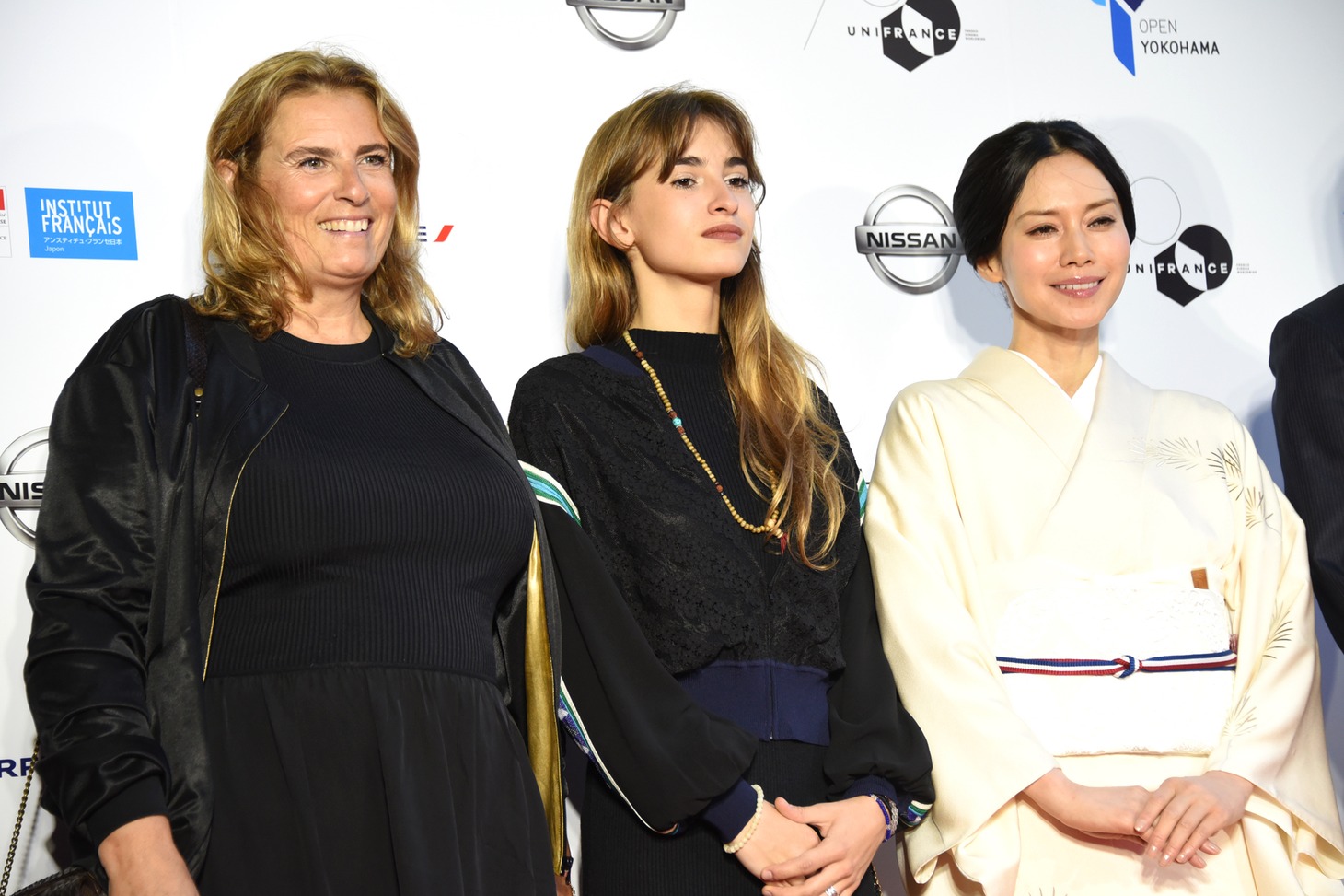 左からリサ・アズエロス、タイス・アレサンドラン、中谷美紀。