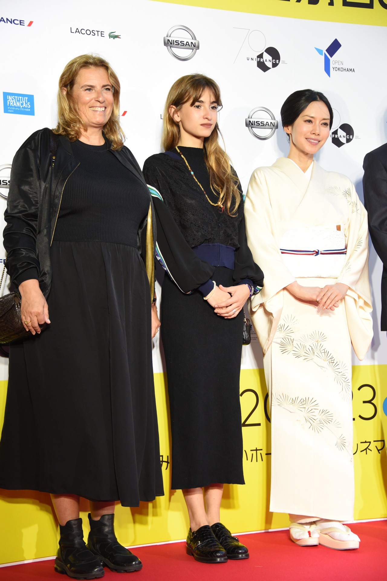 左からリサ・アズエロス、タイス・アレサンドラン、中谷美紀。