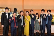 「グルメチキンレース ゴチになります！」出演者。左から羽鳥慎一、岡村隆史、岡田准一、木村文乃、ノブ、土屋太鳳、田中圭、中島健人。