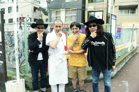 「いちごの唄」メイキング写真。左から田口トモロヲ、峯田和伸、古舘佑太郎、みうらじゅん。