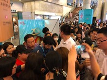 第22回上海国際映画祭での正式上映に参加した今泉力哉（中央左）。