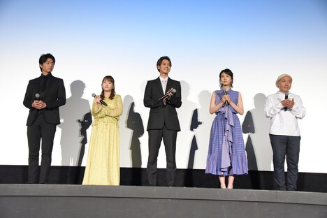 「きみと、波にのれたら」初日舞台挨拶の様子。