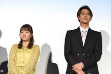 左から川栄李奈、片寄涼太。