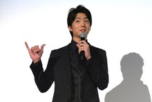 シャカポーズで港のモノマネをする伊藤健太郎。