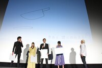 松本穂香がイラストを発表する様子。