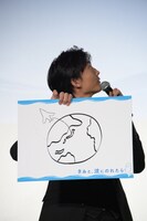 イラストを発表する伊藤健太郎。