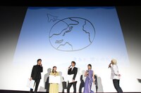 伊藤健太郎がイラストを発表する様子。