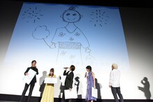 川栄李奈がイラストを発表する様子。