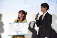 イラストを発表する川栄李奈（左）。