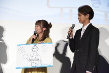 イラストを発表する川栄李奈（左）。