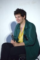 質問者にほほえむヴァンサン・ラコスト。