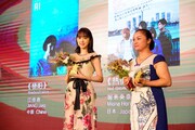 「ホットギミック ガールミーツボーイ」で第22回上海国際映画祭のアジア新人部門・優秀女優賞を受賞した堀未央奈（左）。