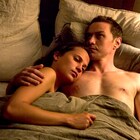 A・ヴィキャンデルとJ・マカヴォイがベッドで抱き合う「世界の涯ての鼓動」新写真