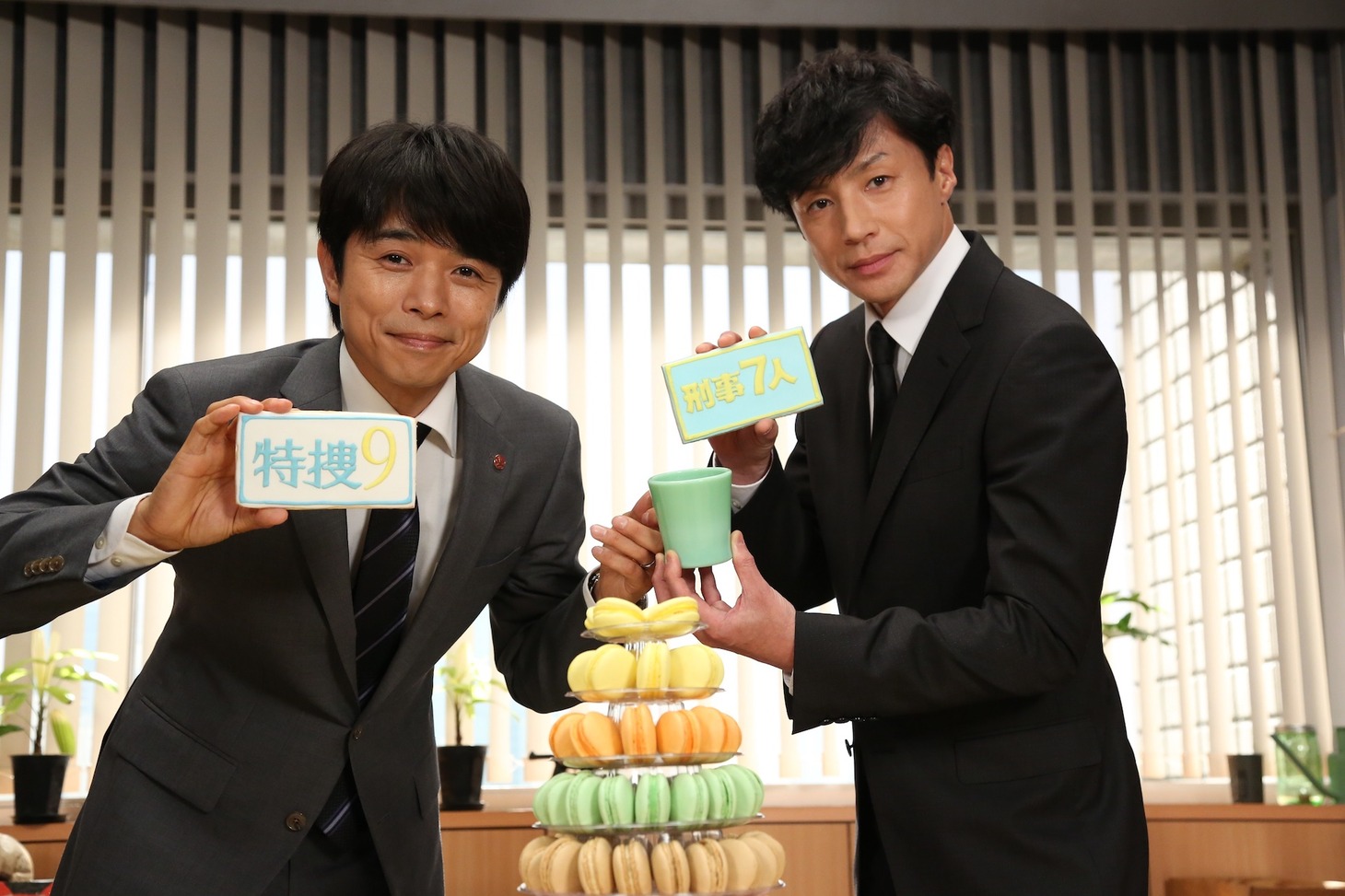 左から井ノ原快彦、東山紀之。