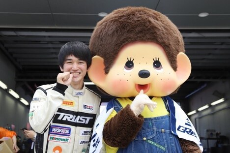 左から吉岡一成、モンチッチ。